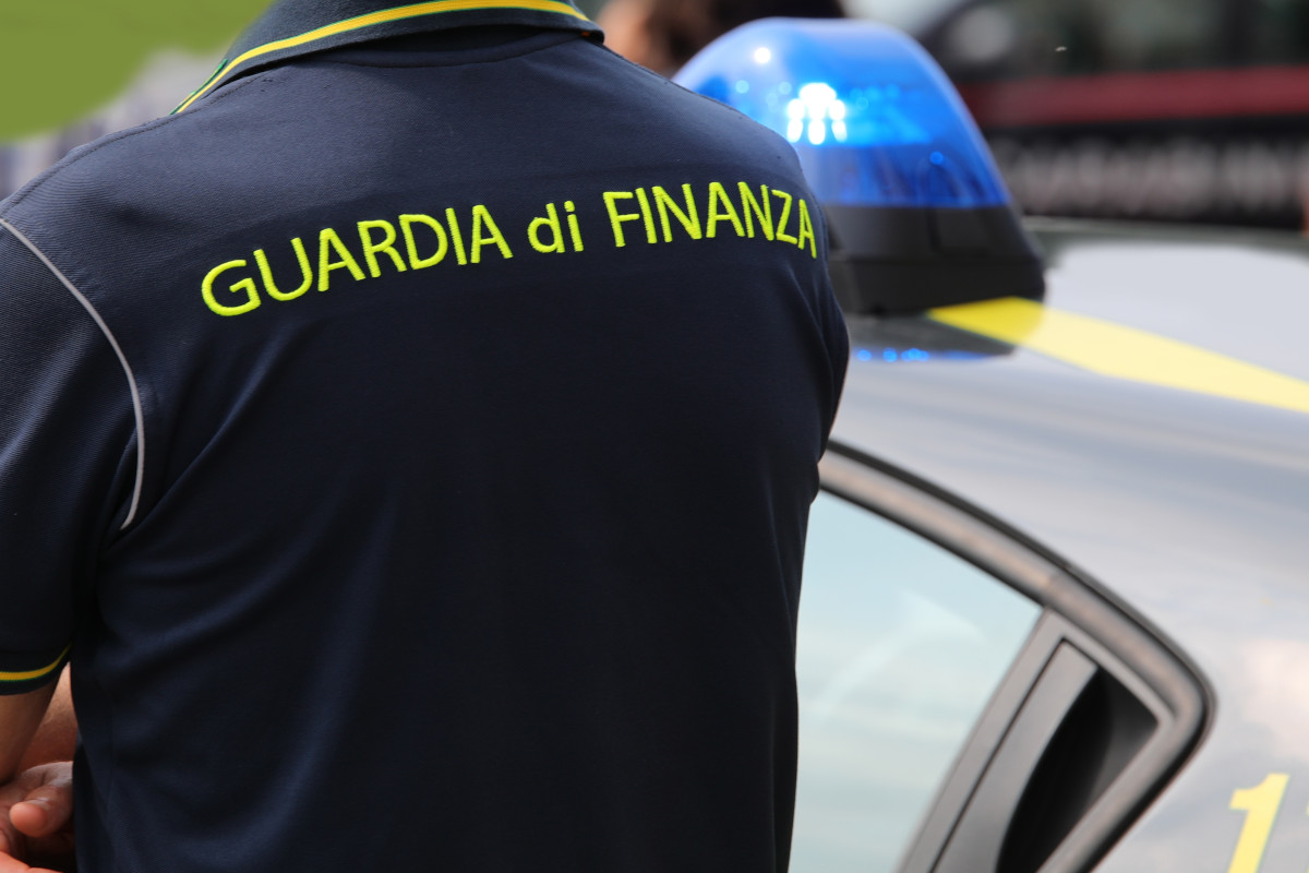 Scoperto opificio abusivo nel Napoletano: sequestrati champagne e olio